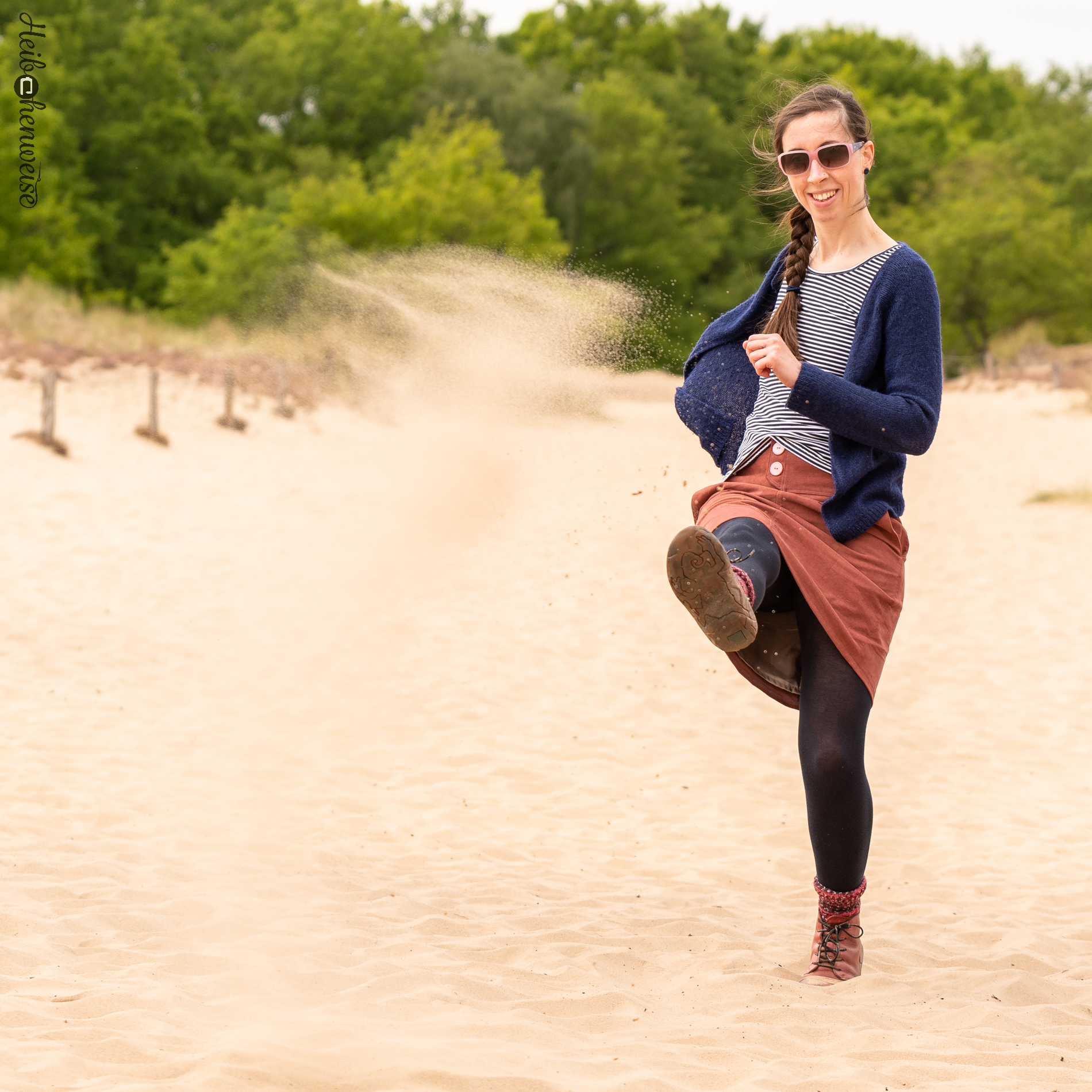 Sie trägt n (rost) roten Minirock… Heibchenweise
